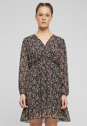 Robe noire à fleurs avec des manches longues, décolleté en V et taille froncée. Présente un imprimé floral multicolore de petites fleurs et un tissu léger et transparent.