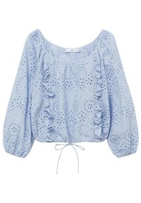 Vaaleansininen pusero silmukkakuvioinnilla, röyhelöyksityiskohdilla ja pitkillä hihoilla. Vyötäröllä on kerätty istuvuus ja solmittava nauha.