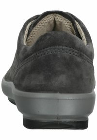 Scarpa in suede grigia con una finitura liscia, profilo basso e tacco imbottito. L'interno presenta una fodera in rete per la traspirabilità.