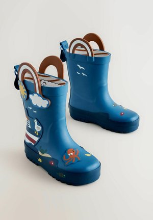 Sinised kummist vihmasaapad mänguliste mere-teemaliste kujundustega, sealhulgas kaheksajalg ja kala, pruunide sangadega ja tekstuurse tallaga.