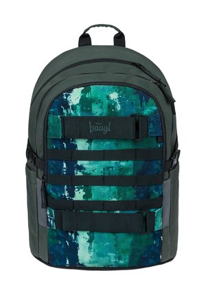 Zaino verde con un motivo pittorico astratto blu e verde, tessuto resistente, multiple cinghie e una maniglia superiore per il trasporto.