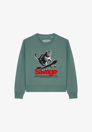 Groene sweatshirt met een zwart-witte kat die op een skateboard springt boven grote rode tekst "Savage" en kleinere beschrijvende tekst eronder.