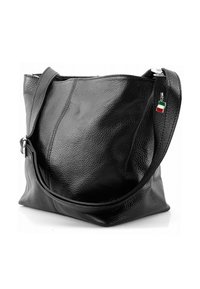 Zwarte leren handtas met een gestructureerde afwerking, voorzien van een enkele schouderriem en een klein charm met de Italiaanse vlag.