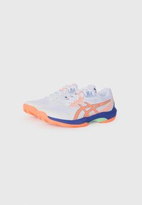 Baskets blanches avec des accents orange et bleu, dotées d'une tige en mesh respirant, de semelles texturées et de lacets plats.