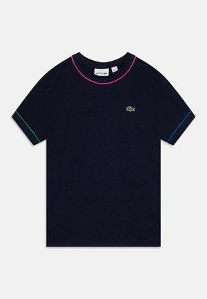 Marineblå t-shirt med korte ærmer med pink kravekant, grøn kant på venstre ærme, blå kant på højre ærme og lille grønt krokodillelogo på brystet.