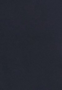 Dunkelgrauer, glatt strukturierter Stoff mit matter Oberfläche, der eine einheitliche Fläche ohne sichtbare Muster oder Akzente aufweist.