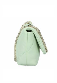 Borsa a tracolla in pelle verde menta con un design trapuntato, dotata di una tracolla in catena argentata e lati piatti. Compatta e dalla forma strutturata.