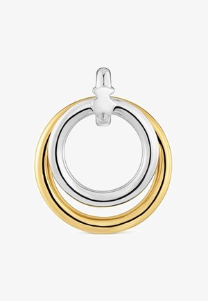 Pendiente de aro entrelazado bicolor con un aro plateado más pequeño dentro de un aro dorado más grande y un cierre plateado en la parte superior.