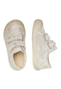 Metalické stříbrné dětské boty s dvěma suchými zipy, zaoblenou špičkou a gumovou podrážkou, s texturovaným povrchem a minimálním šitím.