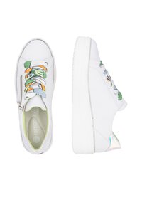 Sneaker bianco con una finitura in pelle liscia, lacci multicolori a fantasia, una cerniera argentata e una suola bianca testurizzata. Soletta verde chiaro visibile.