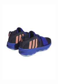 Schwarze Sportschuhe mit blauen Akzenten, die ein Mesh-Obermaterial, drei pinke Streifen, einen perforierten Riemen und eine strukturierte Sohle aufweisen.