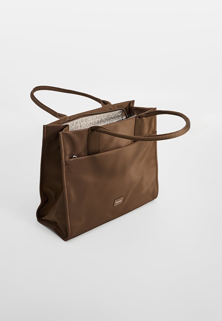 Braune, strukturierte Tragetasche mit zwei langen Griffen, einem Reißverschlussfach und einem Innenfutter aus einem gemusterten Stoff. Verfügt über eine Außentasche.