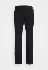 Pantalones vaqueros de denim negro con corte recto, que cuentan con dos bolsillos traseros y un parche de cuero en la cinturilla. Tejido texturizado con costuras oscuras.