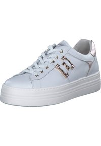 Baskets en cuir blanc avec des accents en or rose, bout rond, semelle plate blanche et design à lacets. Présente un détail métallique brillant sur le côté.