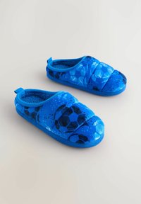Blå textilsandaler med mjuk struktur, prydda med ett mönster av fotbollar i svart och mörkblått. Lågprofildesign med lätt att ta på sig-stil.