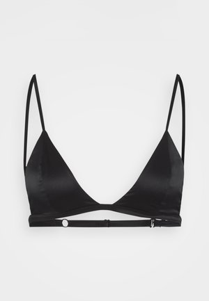 Top bikini triangolare nero con finitura satinata liscia. Presenta spalline sottili regolabili, un sottobanda minimale e una chiusura con gancio sul retro.