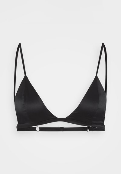 Top de biquíni triangular preto com acabamento acetinado suave. Apresenta alças finas ajustáveis, uma faixa inferior mínima e fecho de clipe nas costas.