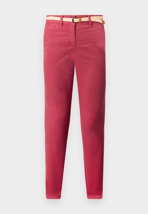 Pantalon en coton rouge avec une coupe ajustée, doté d'une ceinture tissée beige et de poches avant, texture lisse et design à jambes droites.