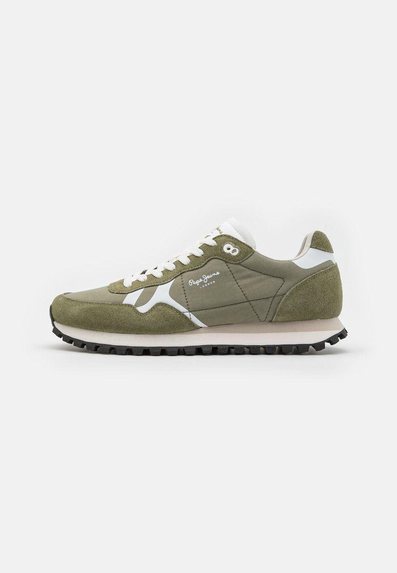 Zapatillas de deporte verde olivo con parte superior de ante y malla, acentos blancos, puntera redonda y suela de goma negra con tacos de tracción.