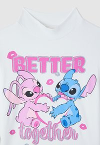 Różowe i niebieskie postacie z kreskówek trzymające serce między sobą, z napisem "LEPSI razem" oraz różowymi ustami wokół, na białej koszulce.