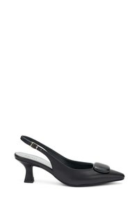 Décolleté slingback in pelle nera con punta affusolata, caratterizzato da un evidente elemento decorativo sul lato e un tacco basso, quadrato.