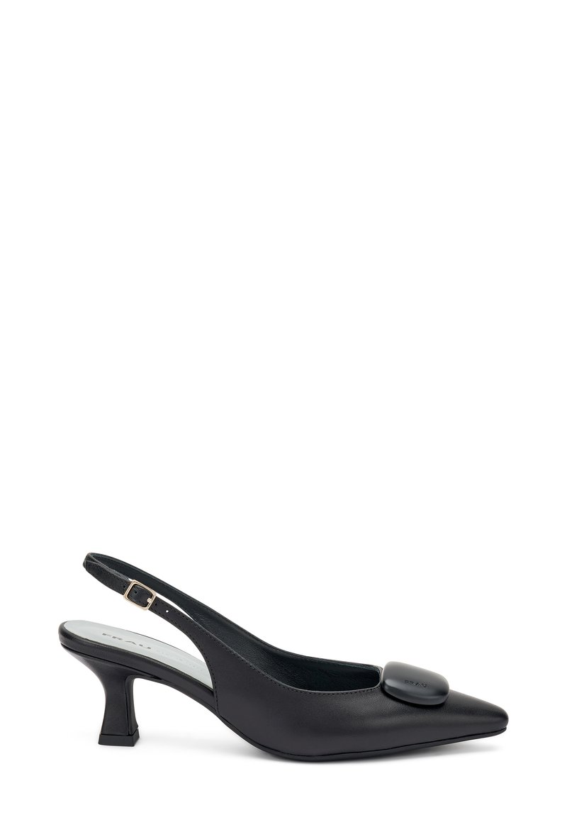 Décolleté slingback in pelle nera con punta affusolata, caratterizzato da un evidente elemento decorativo sul lato e un tacco basso, quadrato.