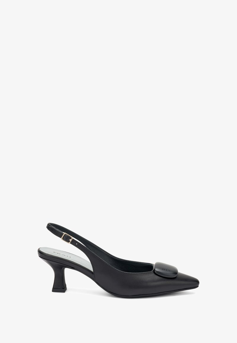 Décolleté slingback in pelle nera con punta affusolata, caratterizzato da un evidente elemento decorativo sul lato e un tacco basso, quadrato.