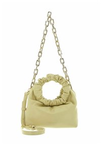 Sac à main en cuir crème avec un haut froncé, une ouverture circulaire et une bandoulière en chaîne dorée. Comprend une bandoulière amovible. Texture lisse.