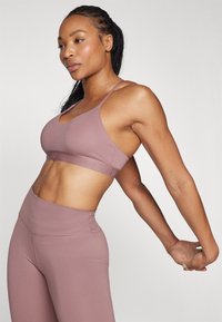 Nike Performance INDY BRA - Neliela atbalsta sporta krūšturis - smokey mauve