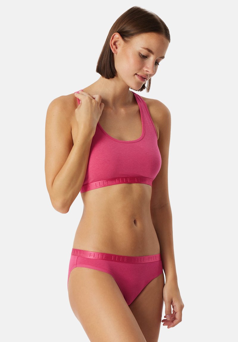 Růžový bavlněný bralet a odpovídající bikiny s hladkou texturou, přiléhavým střihem a logem na elastickém pásku.