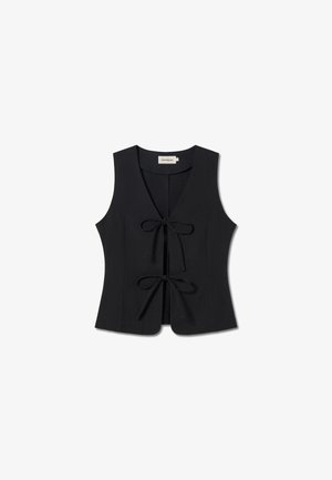 Top noir sans manches avec un décolleté en V, présentant une fermeture à nouer à l'avant et une silhouette ajustée. Fabriqué en tissu lisse et léger.