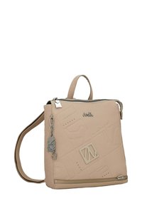 Mochila cuadrada de cuero beige con patrones en relieve, logotipo plateado, cierre de cremallera, charm en el frente y tirantes ajustables.