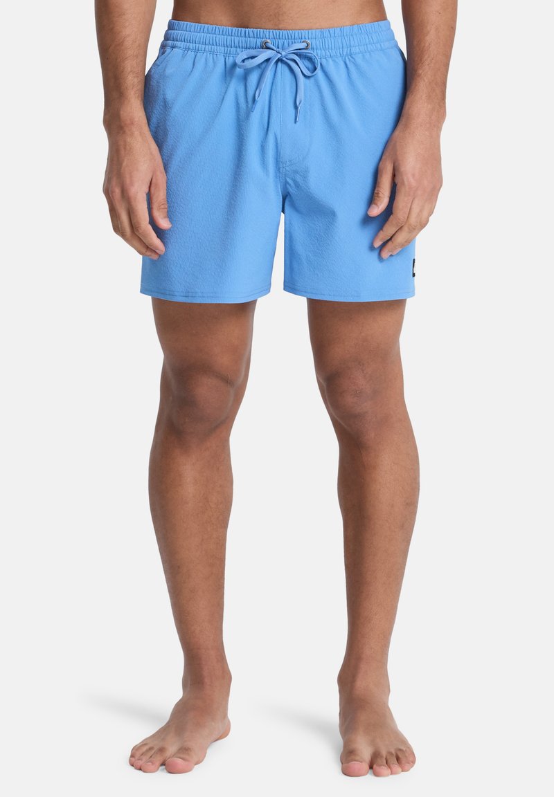Hellblaue Badeshorts mit strukturierter Oberfläche, elastischem Bund und Kordelzug. Verfügen über Seitentaschen und ein kleines Logo am Saum.