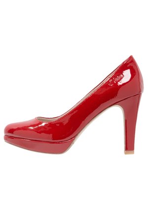 Chaussure à talon haut en cuir verni rouge avec un bout arrondi et une plateforme modérée. Le talon est haut et mince, offrant une silhouette élégante.