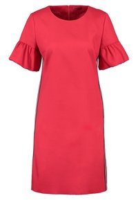 Robe rouge longueur genou avec col rond, manches courtes volantées et bandes latérales blanches et bleu marine.