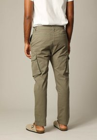 Olijfgroene cargobroek, met zijzakken, een relaxte pasvorm en een tailleband met riemlussen. Katoenmateriaal, casual ontwerp.