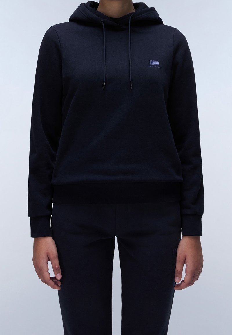 Sudadera negra ajustada con un ajuste ceñido, que cuenta con un bolsillo delantero, cordones ajustables y un pequeño logo en el pecho. Textura de tela suave.