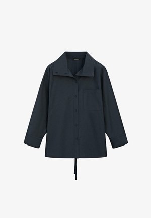 Dunkelmarineblaues langärmliges Hemd mit Knopfleiste, weitem Kragen, einer Brusttasche, gekrempelten Ärmeln und einem Stoffband, das vom Saum hängt.