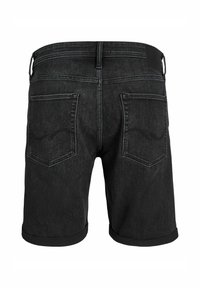 Zwarte denim shorts met een omgeslagen zoom, voorzien van twee achterzakken en eenvoudige stikseldetails. Matte afwerking met een minimalistisch ontwerp.