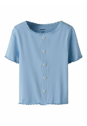 Jasnoniebieski prążkowany krótki top z krótkim rękawem, falistymi krawędziami, okrągłym dekoltem i pięcioma guzikami w kształcie serca z przodu.