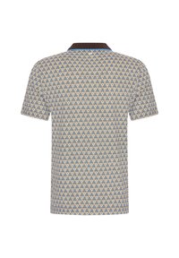 Lyhythihainen poolopaita, jossa on geometrinen kuvio sinisessä, beigen ja ruskean sävyissä. Varustettu ruskealla kauluksella ja teksturoidulla kankaalla.