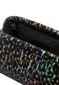 Czarna torba o teksturowanym wykończeniu, z holograficznym wzorem w panterkę. Posiada wewnętrzną kieszeń na zamek do organizacji.