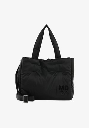 Sac cabas noir matelassé avec deux poignées courtes et une bandoulière amovible, doté d'une fermeture éclair et d'un logo embossé.