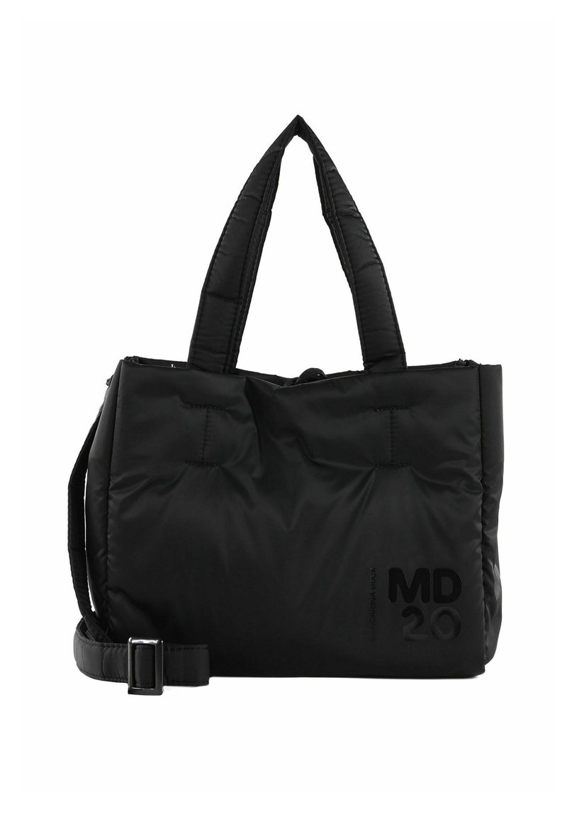 Sac cabas noir matelassé avec deux poignées courtes et une bandoulière amovible, doté d'une fermeture éclair et d'un logo embossé.