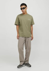 Jack & Jones JORVESTERBRO BACK SS CREW NECK  - Apdrukāts T-krekls - aloe