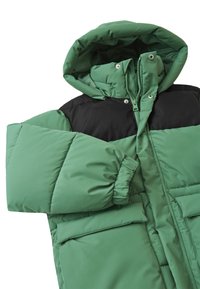 Giacca imbottita verde e nera con cappuccio, dotata di chiusura con zip, bottoni a pressione e polsini elasticizzati. Tessuto strutturato e leggero.