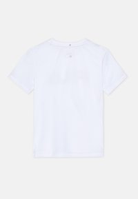 Valge lühikeste varrukatega t-särk, mis on valmistatud hingavast materjalist. T-särk on ümarate kaelus ja tagaküljel on diskreetne logo. Sile tekstuur ja tavaline lõige.