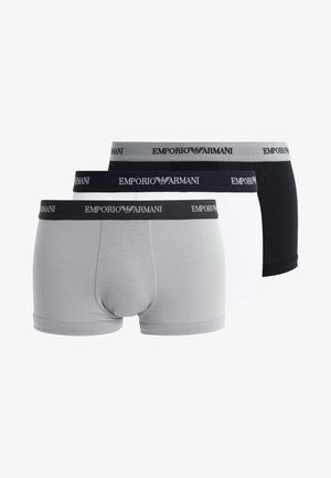 Três pares de boxers Emporio Armani: cinza, branco e preto. Cada um possui uma faixa elástica na cintura com o logótipo da marca e uma textura de tecido suave.