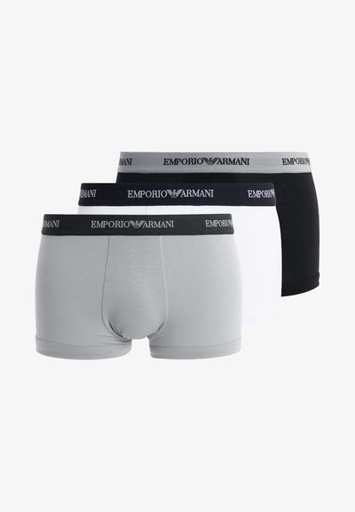 Trei perechi de chiloți Emporio Armani: gri, alb și negru. Fiecare are o talie elastică cu logo-ul mărcii și o textură de țesătură fină.