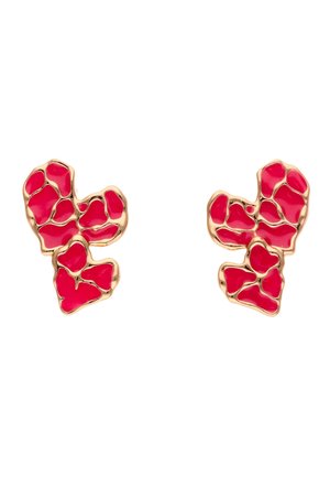 Para złotych kolczyków o nieregularnych, organicznych kształtach wypełnionych żywymi czerwonymi emaliowanymi segmentami.
